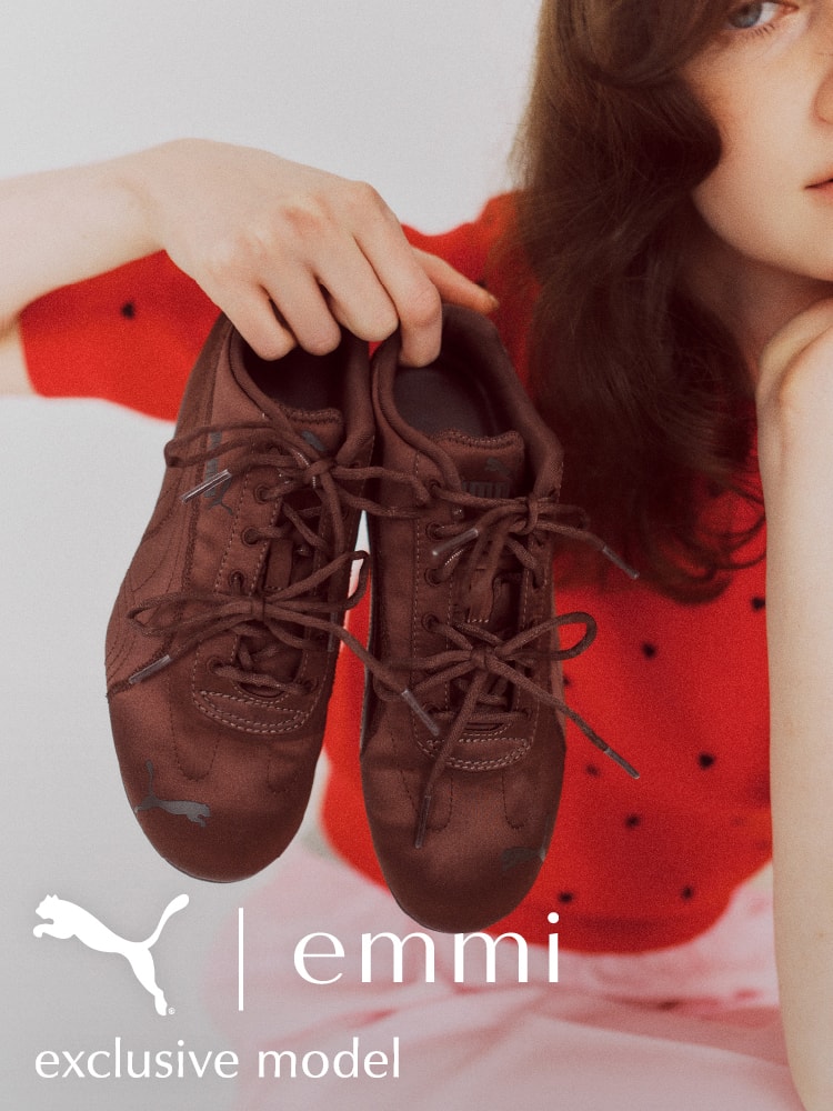 ブラウンのスニーカーを持った女性の画像