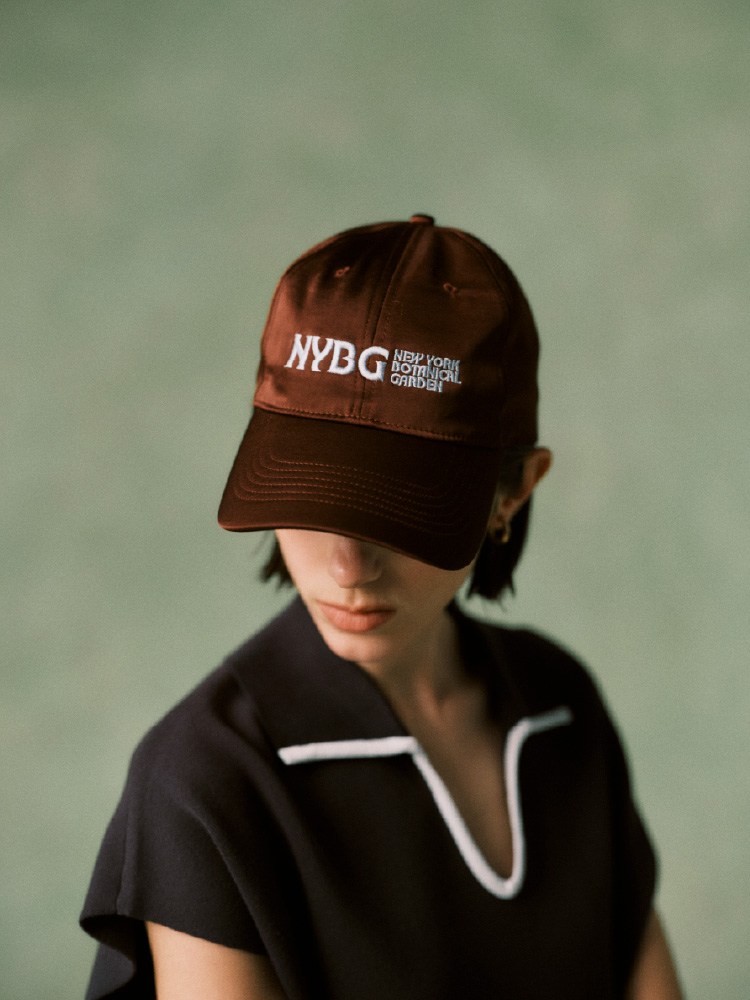 ブラウンのスニーカーを持った女性の画像